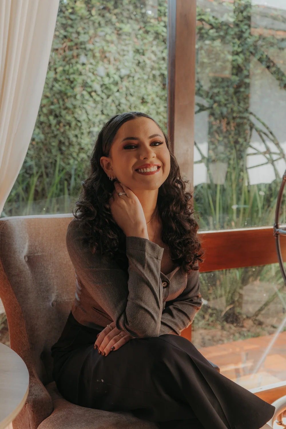 Kauany Dreher sorrindo em um ambiente com luz natural