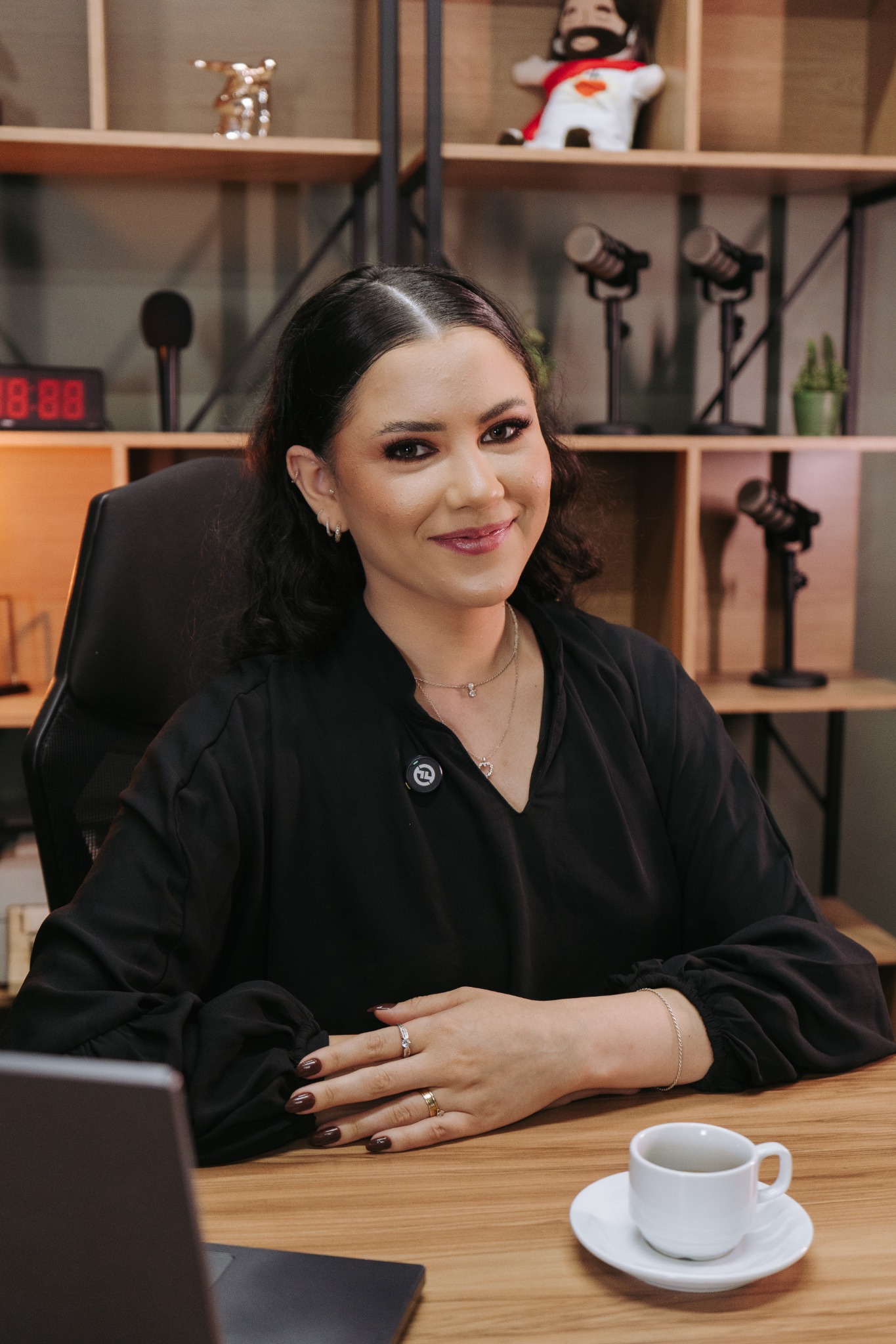 Kauany Dreher em seu ambiente de trabalho